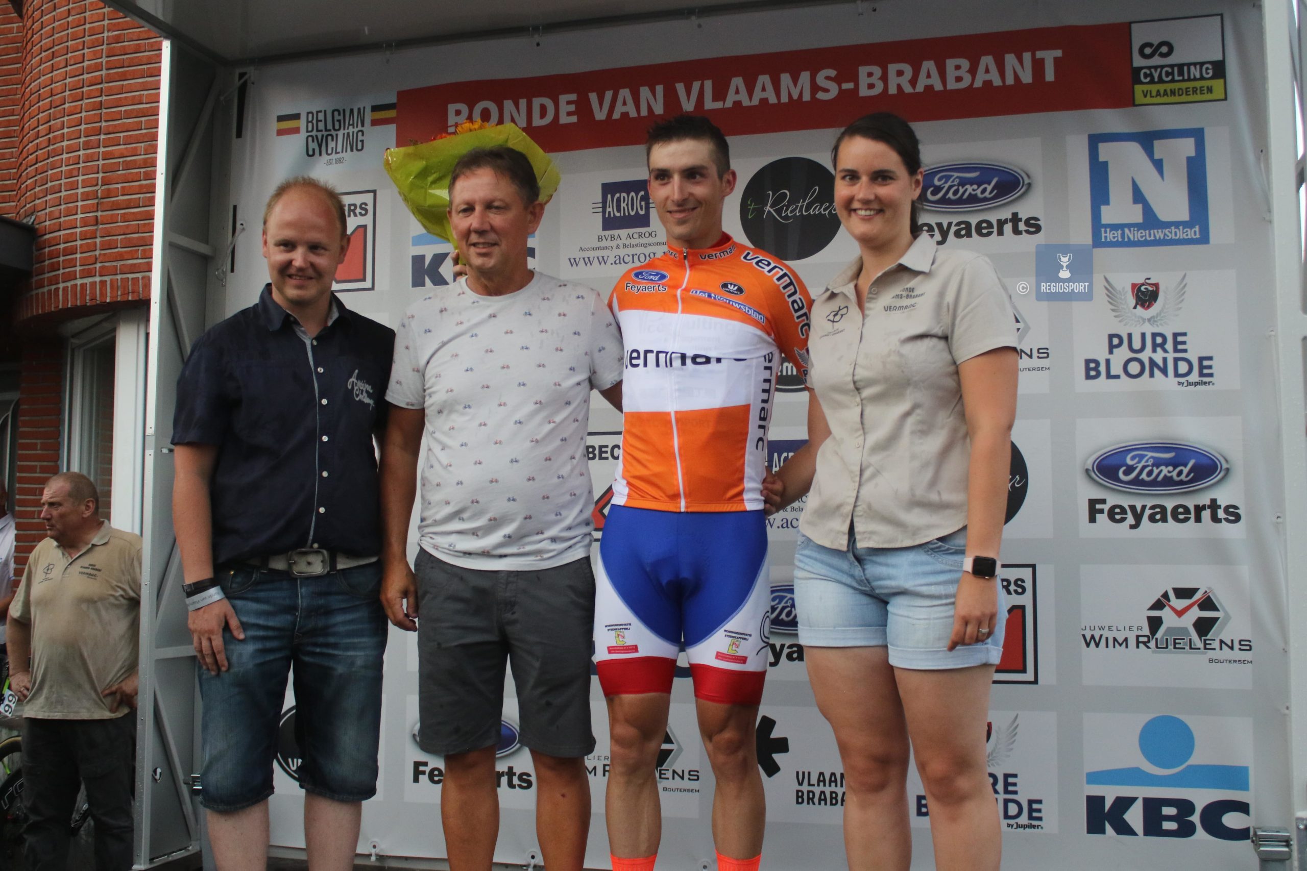Michiel Broes in de oranje bergtrui in de Ronde van Vlaams-Brabant in Boortmeerbeek in 2018