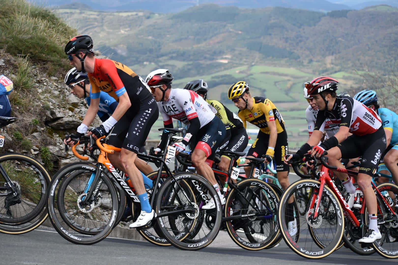 Kobe Goossens (r) beklimt tijdens de zevende rit van de Vuelta de Puerto Orduña 