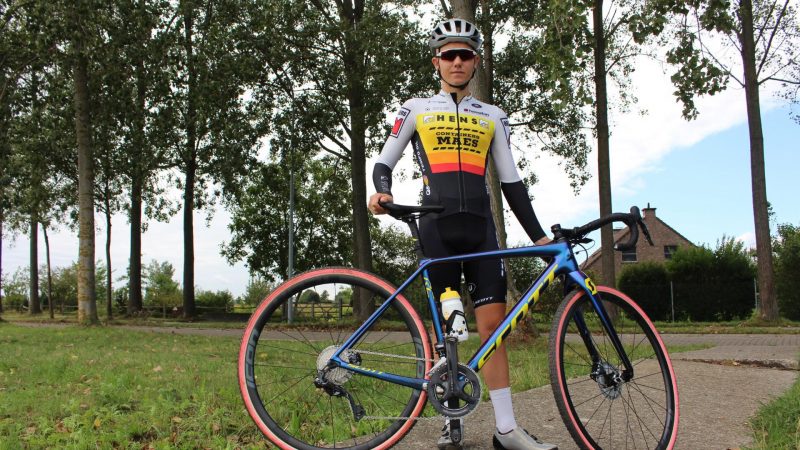 Eerstejaarsbelofte Jetze Van Campenhout zet noodgedwongen punt achter cyclocrossseizoen