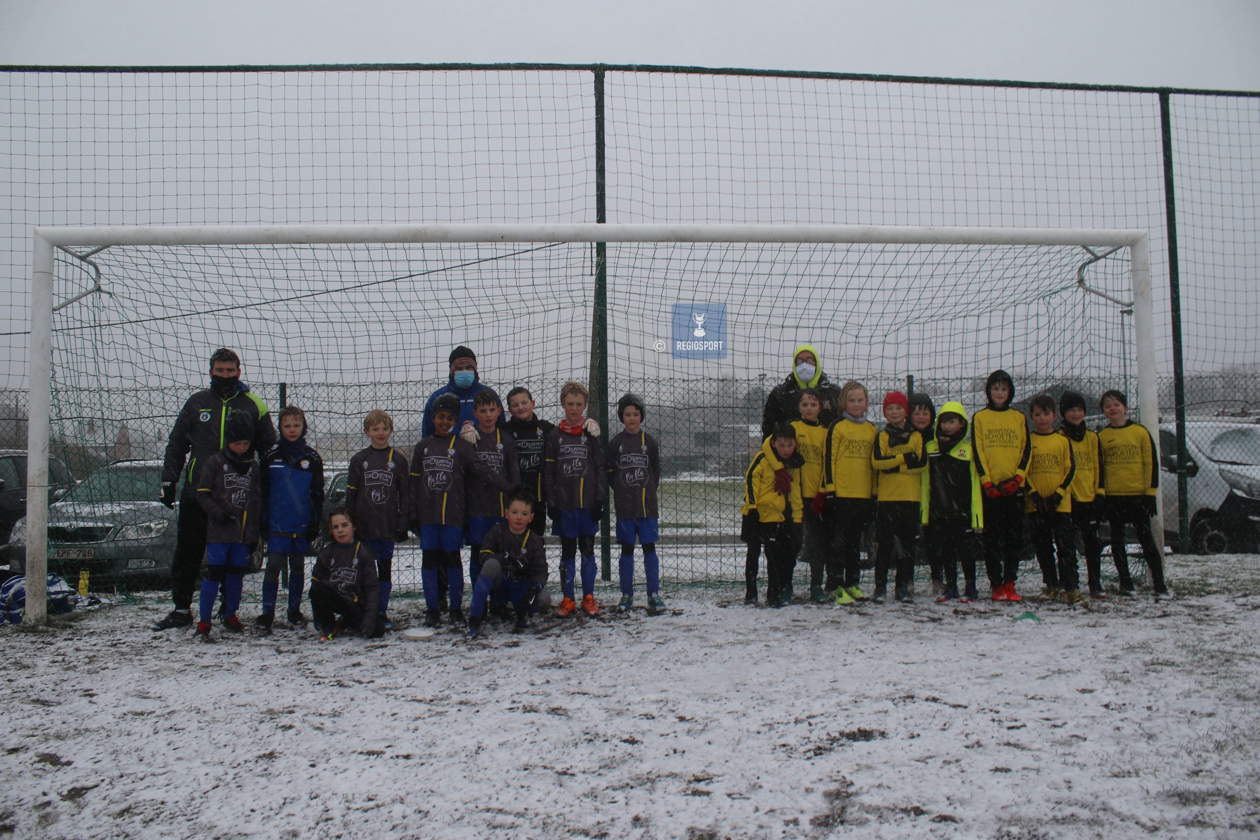 U10 SV Grasheide en NV Keerbergen spelen vriendschappelijk in de sneeuw