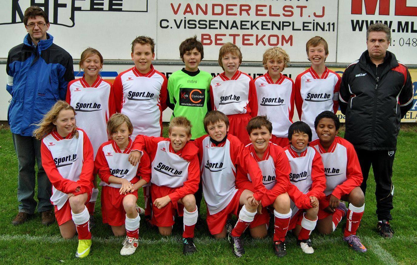 Janssen (onderaan eerste van links) zette haar eerste voetbalstappen bij Rapide Wezemaal
