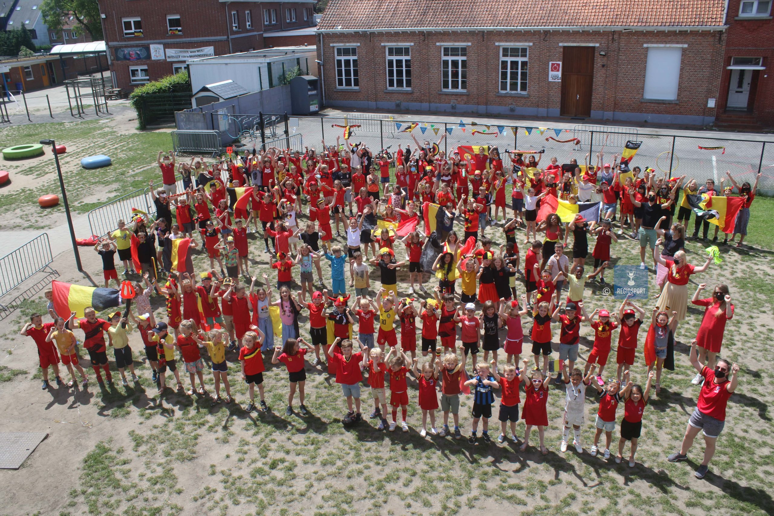 De kinderen van de lagere school VBS Tremelo juichen flink voor de Rode Duivels