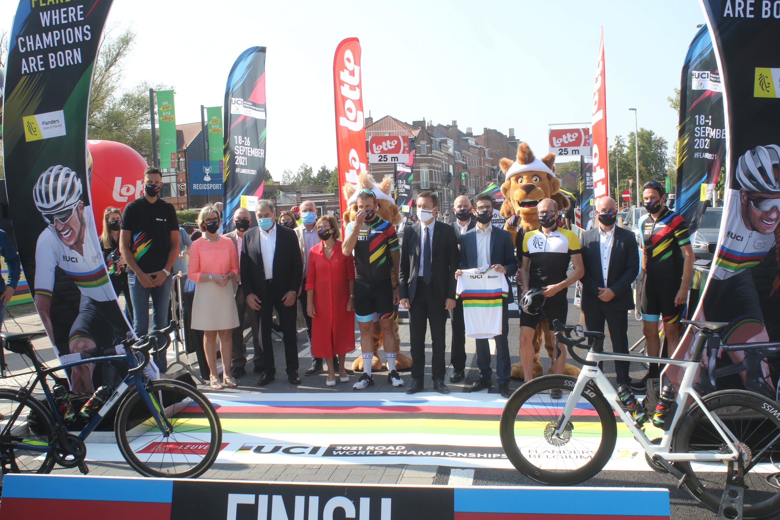 De voorstelling van het WK wielrennen in Leuven, Ben Weyts met een zwart-geel-witte wieleroutfit