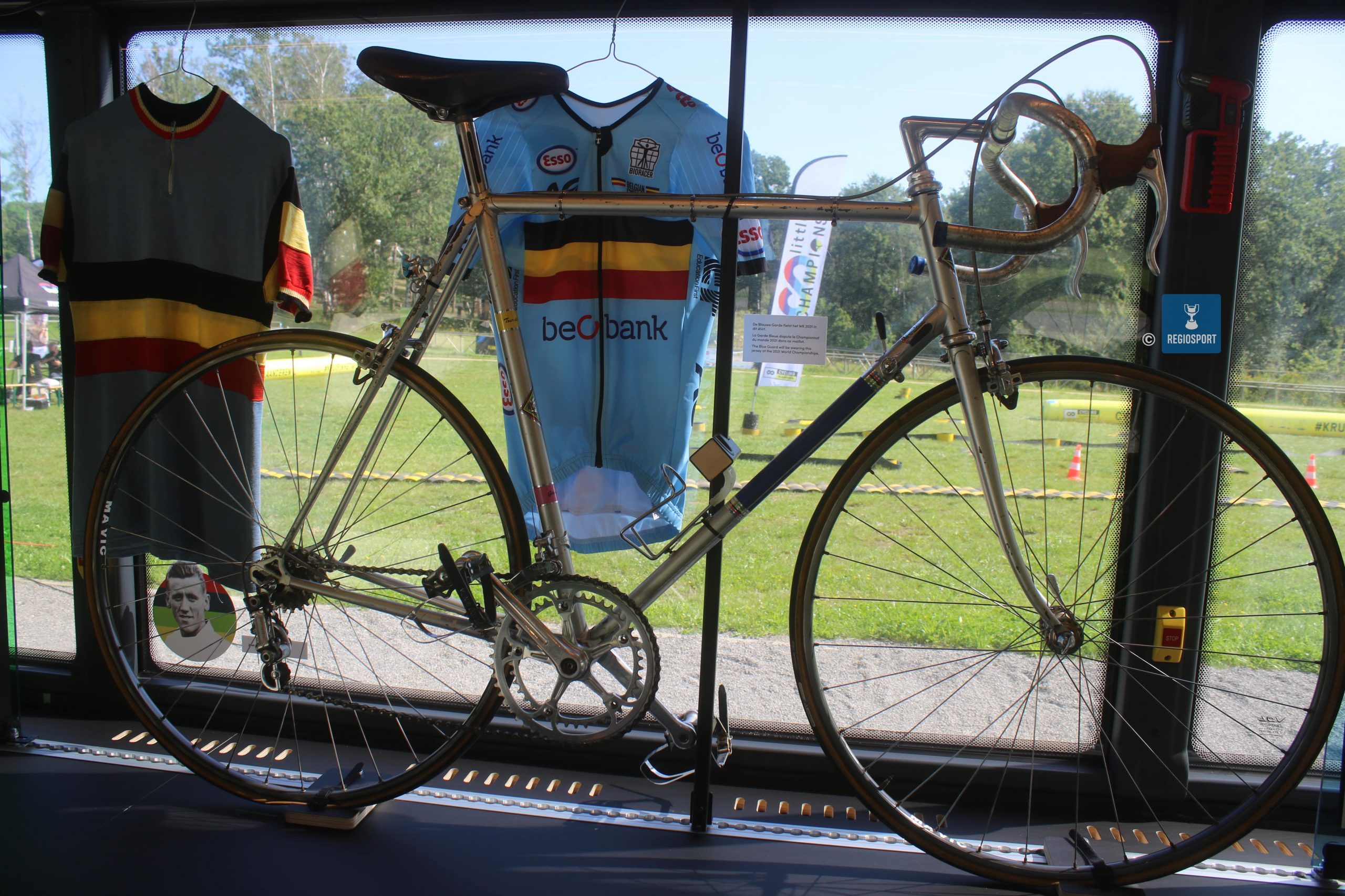 Achter een fiets van Eddy Merckx het tenue waar de WK-Belgen in september mee zullen rijden