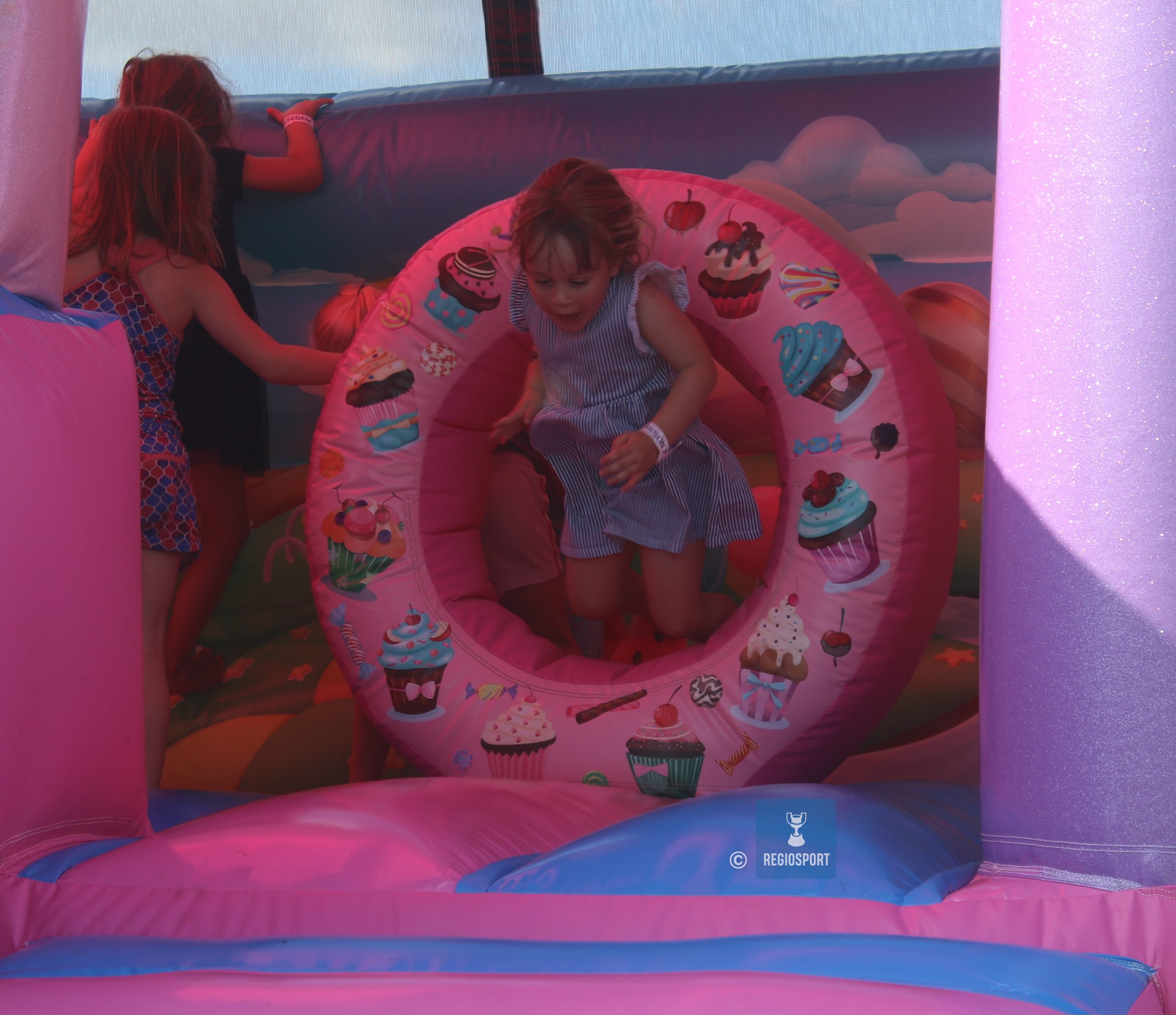 Dit vierjarige meisje geeft zich helemaal in het springkasteel