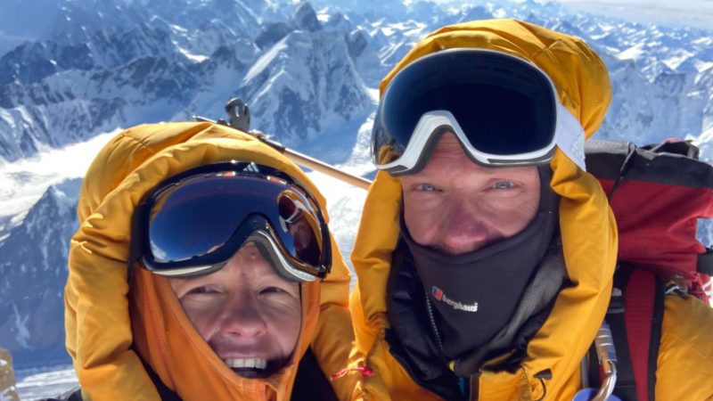 Alpinistenkoppel verzamelt op Pakistaanse klimexpeditie 7.800 euro aan schoolspullen en kledij voor …