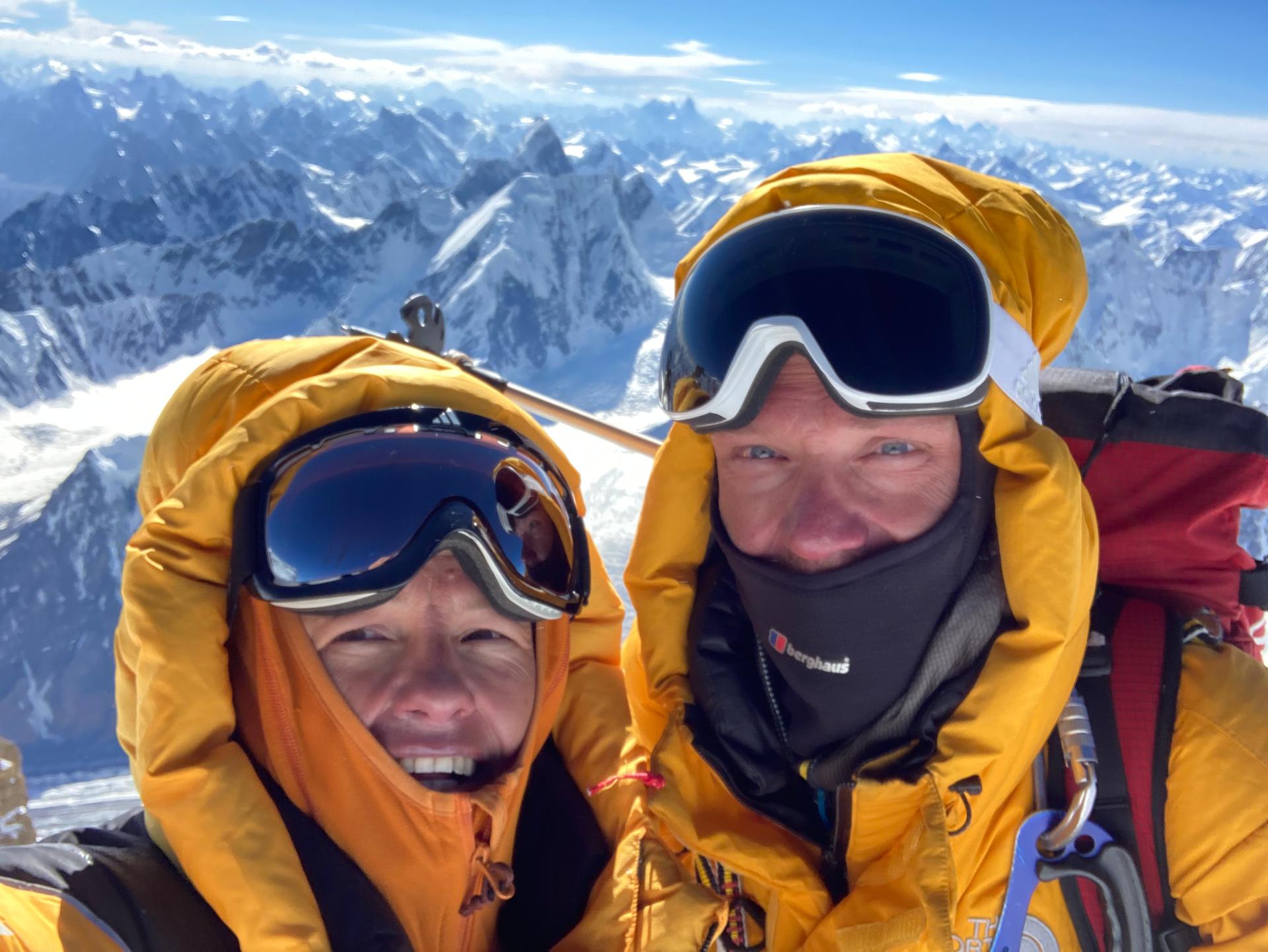 Alpinistenkoppel verzamelt op Pakistaanse klimexpeditie 7.800 euro aan schoolspullen en kledij voor …