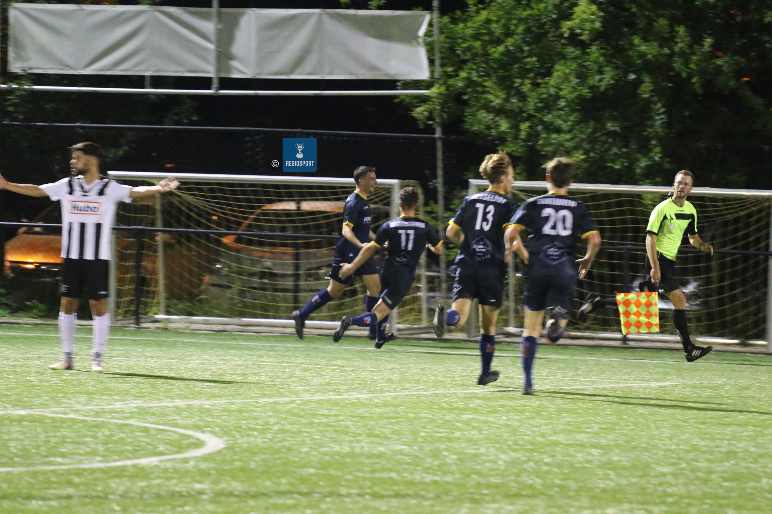 Hambrouck (eerste blauwe van links) viert de 1-0 met de ploegmaats