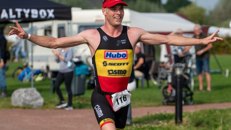 Simon De Cuyper triomfeert in de schoot van succesvol SMO-Scott Triatlon Team