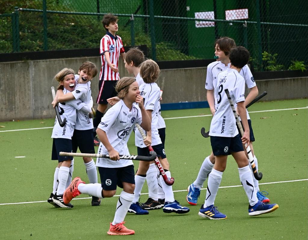 U14 boys 1 van veldhockeyclub Hasselt Stix combineren vriendschap met sportieve ambitie