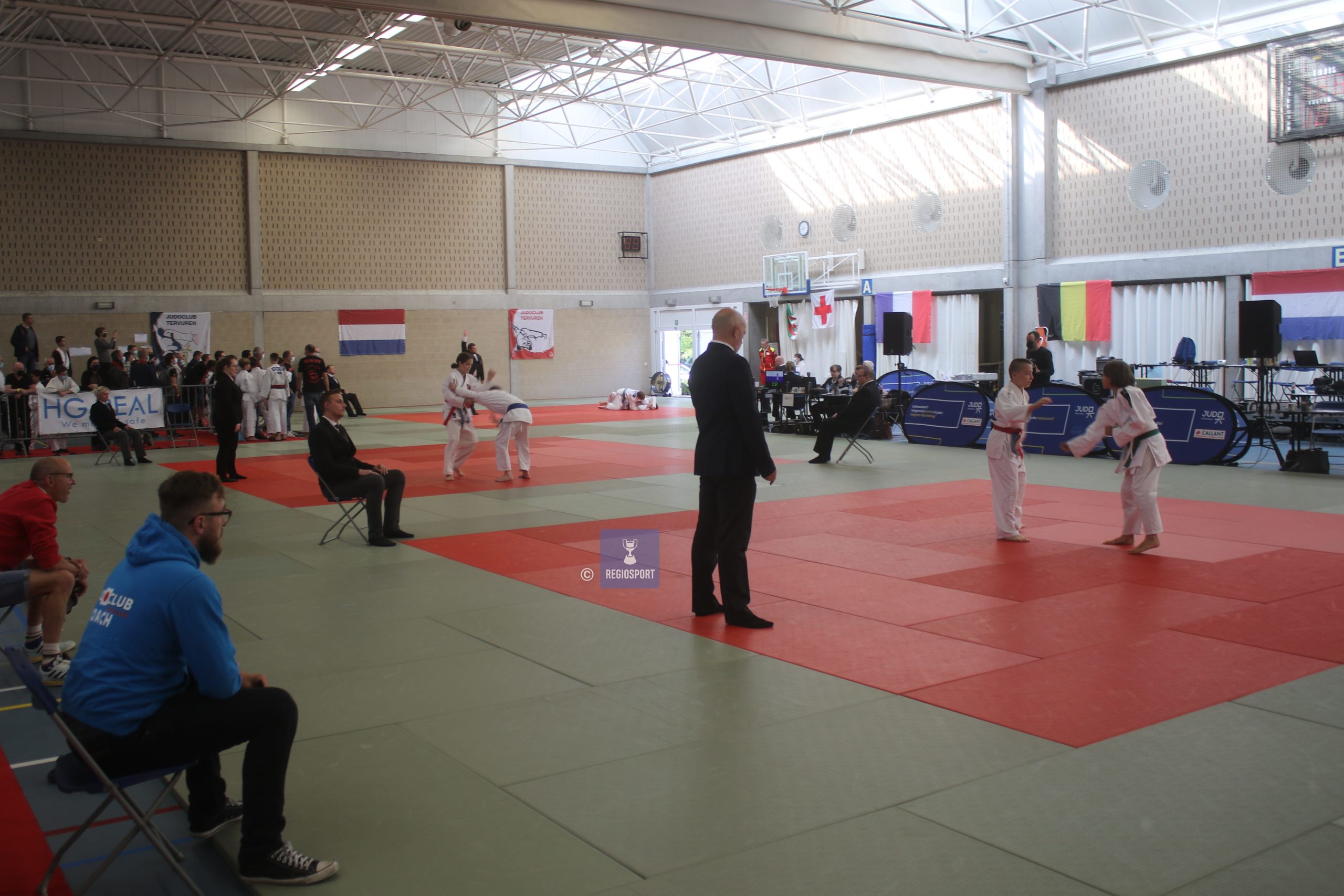 De gevechtssporten dus ook judo vinden plaats zonder publiek