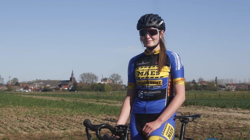 Geflitst op training: Belofte Amber Van Laer op verkenning bij vrouwelijke elite