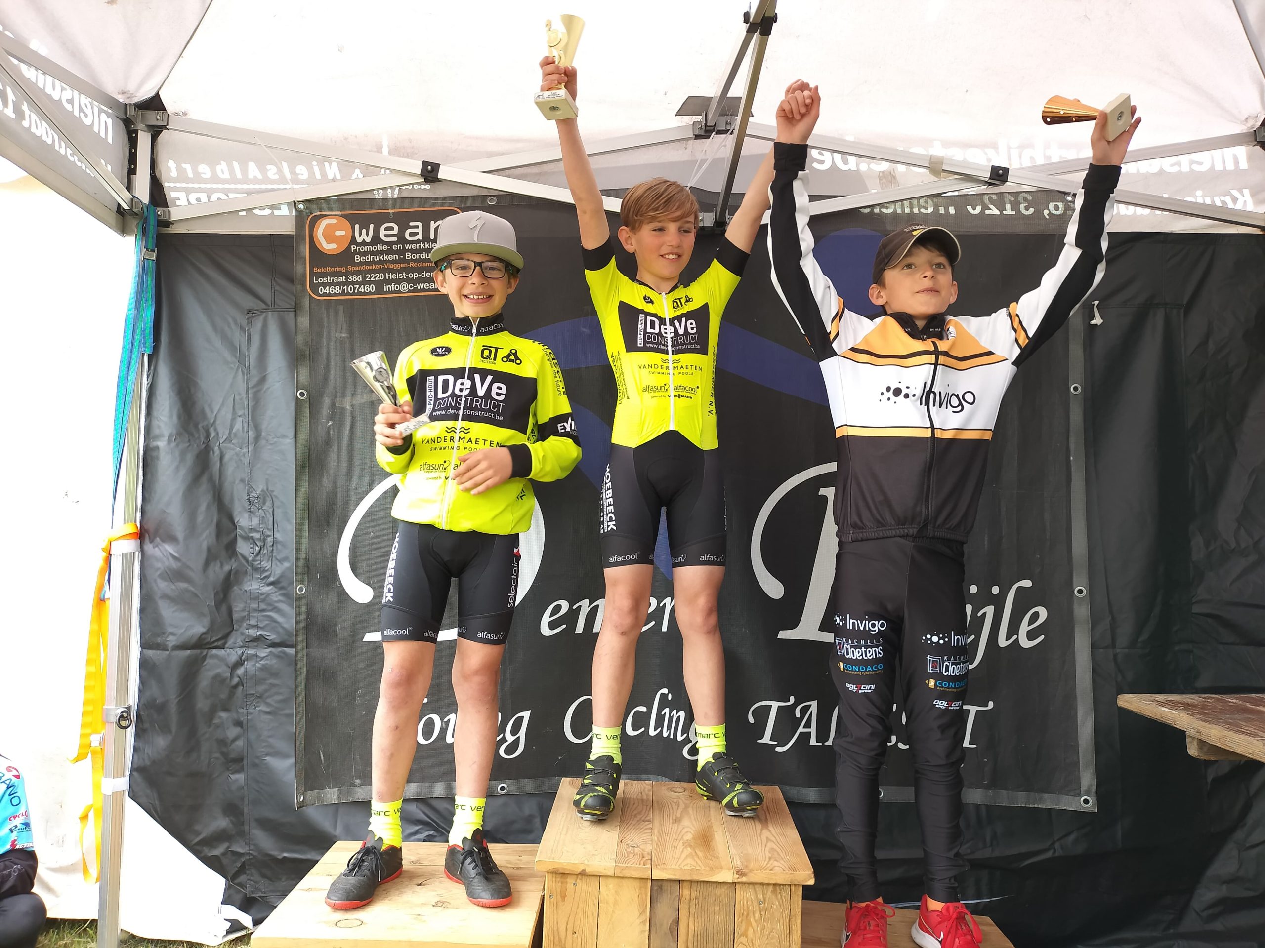 Tienjarige miniem Axl Maesschalk klopt ploegmaat Keenan Verbrugge en Dewit op snelheid in Betekom