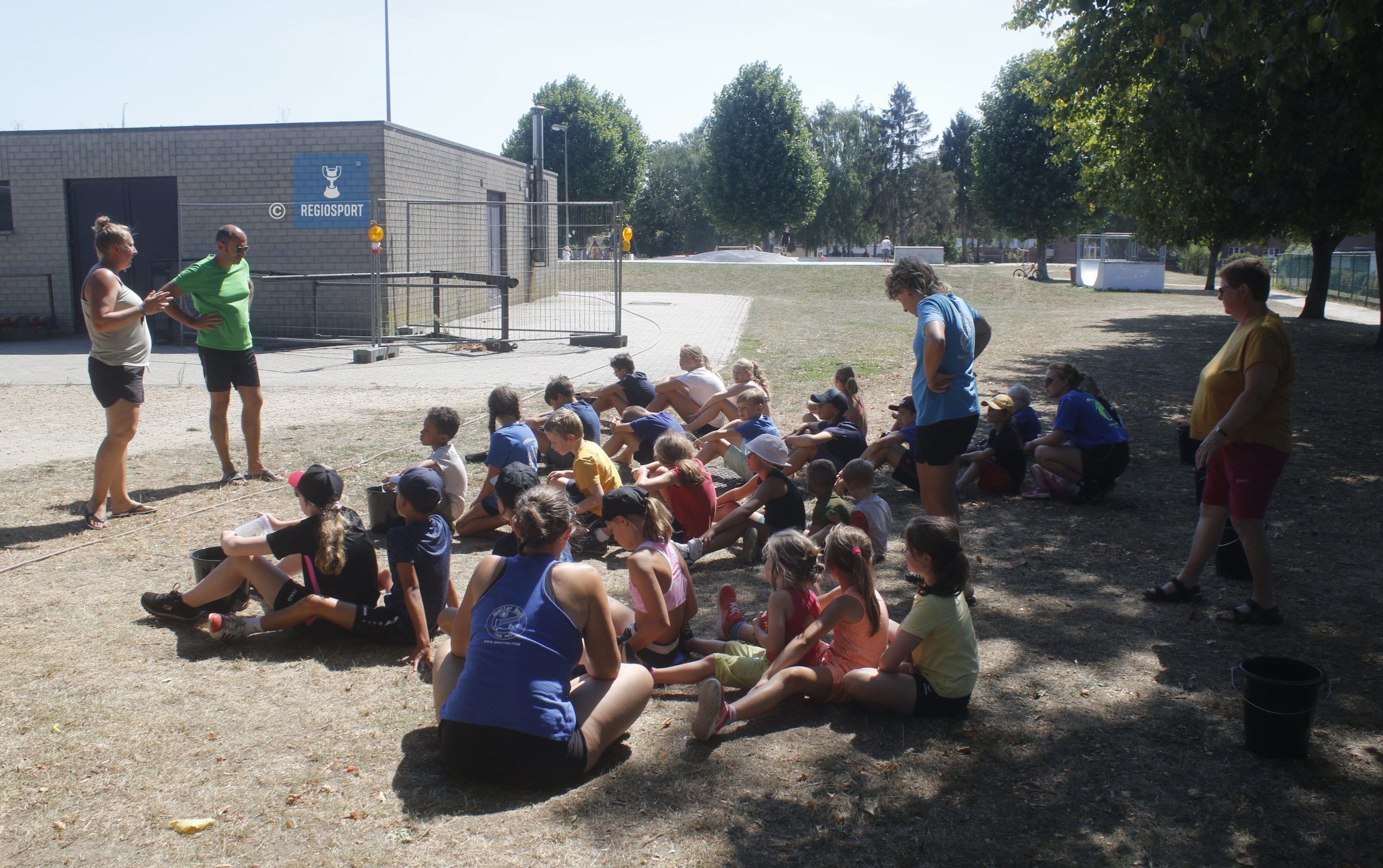 De kinderen konden op het zomerkamp van VBC Betekom in de schaduw zitten