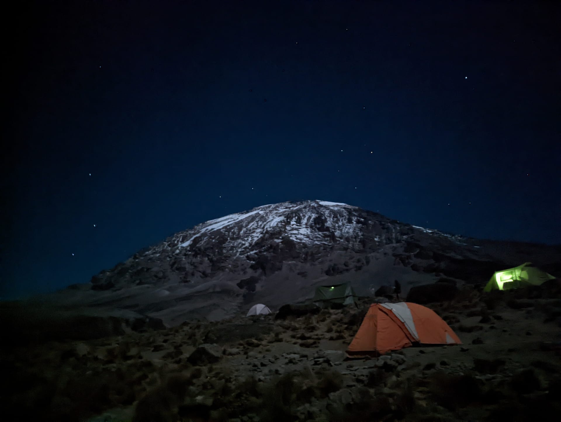Het vriest flink op de flanken van de Kilimanjaro 's nachts