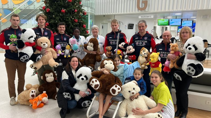 Korbeek Sport brengt warmte in de eindejaarsperiode en schenkt 120 knuffelberen aan kindjes in het ziekenhuis