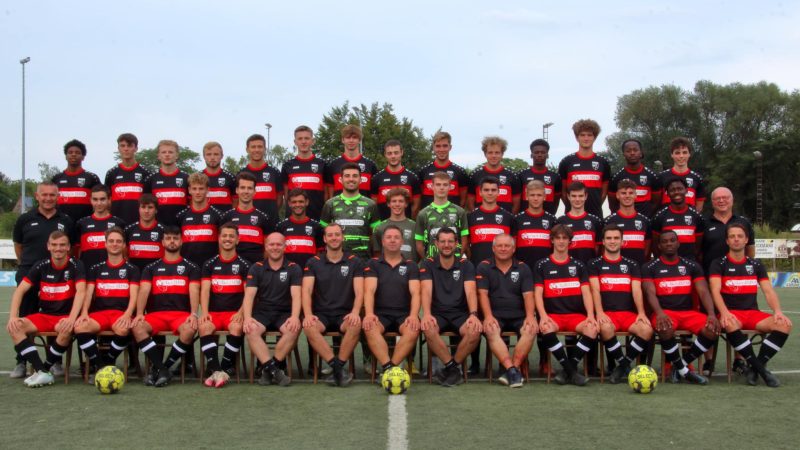 FC Landen is in Limburgse tweede provinciale het jongste team, vooraan poogt Seppe Prouvé de bakens te verzetten