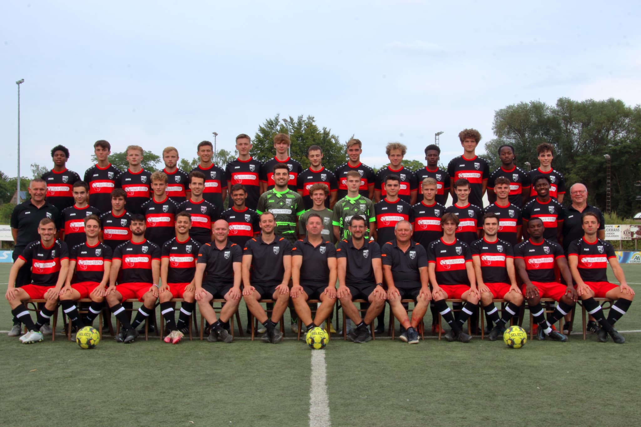 FC Landen is in Limburgse tweede provinciale het jongste team, vooraan poogt Seppe Prouvé de bakens te verzetten