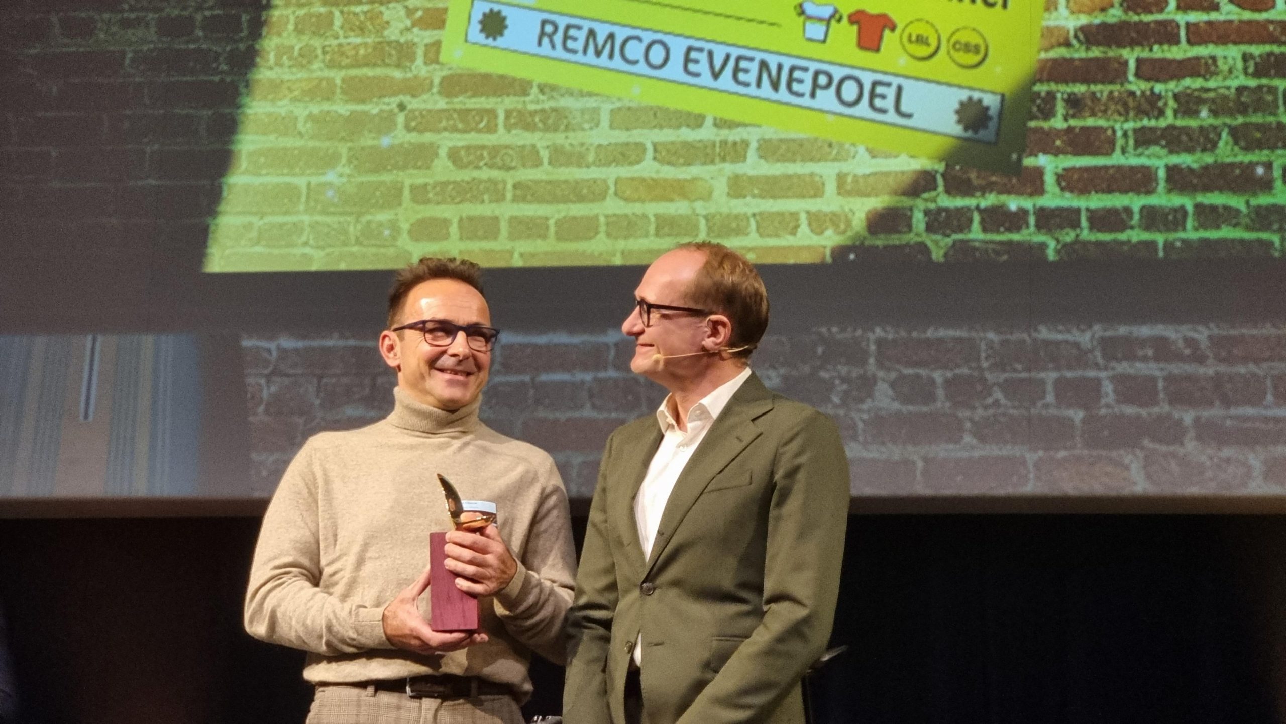 Vader Patrick Evenepoel ontving het Vlaams Sportjuweel namens zoon Remco