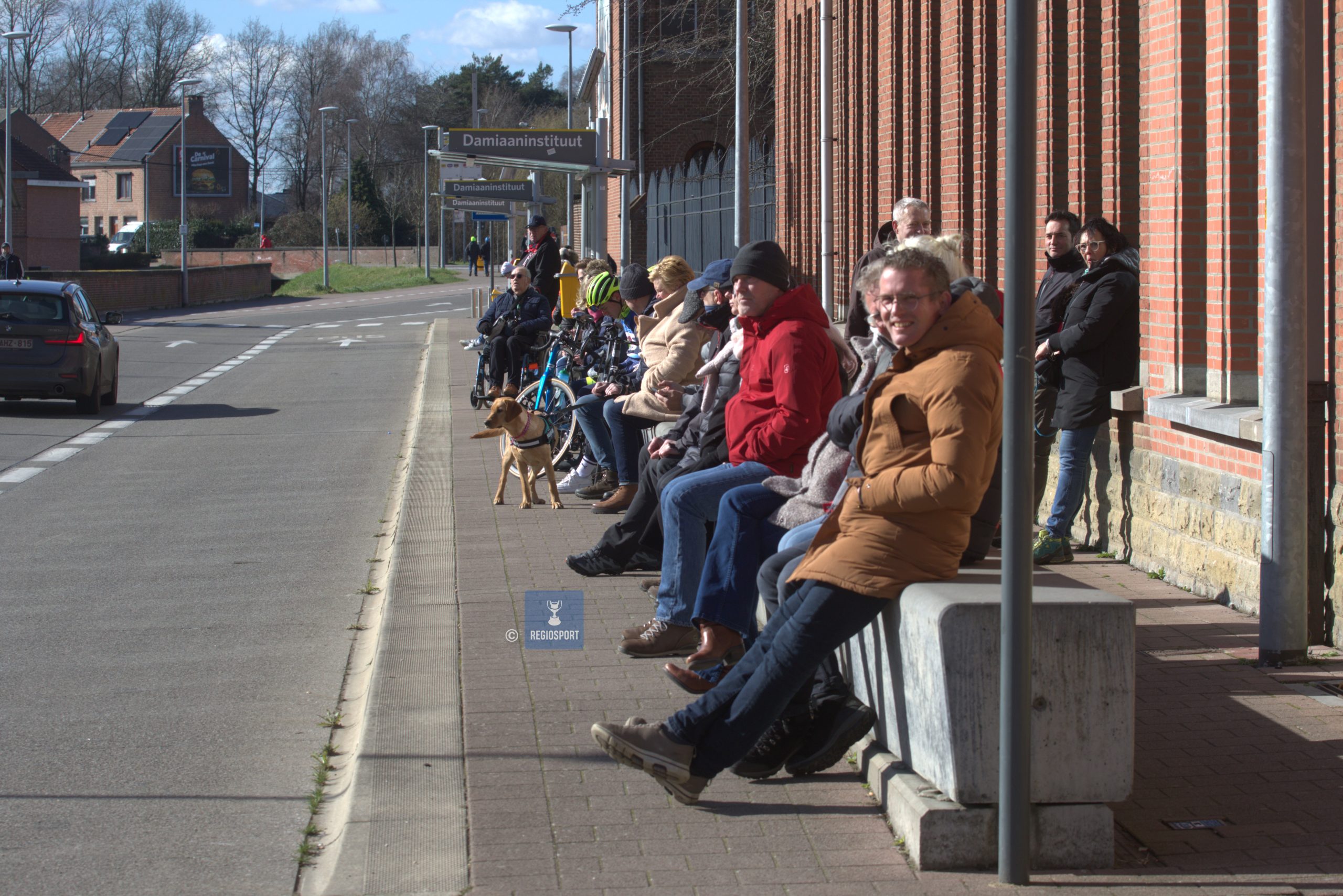 De fans wachten op de rensters aan het Damiaaninstituut Omloop van het Hageland Aarschot