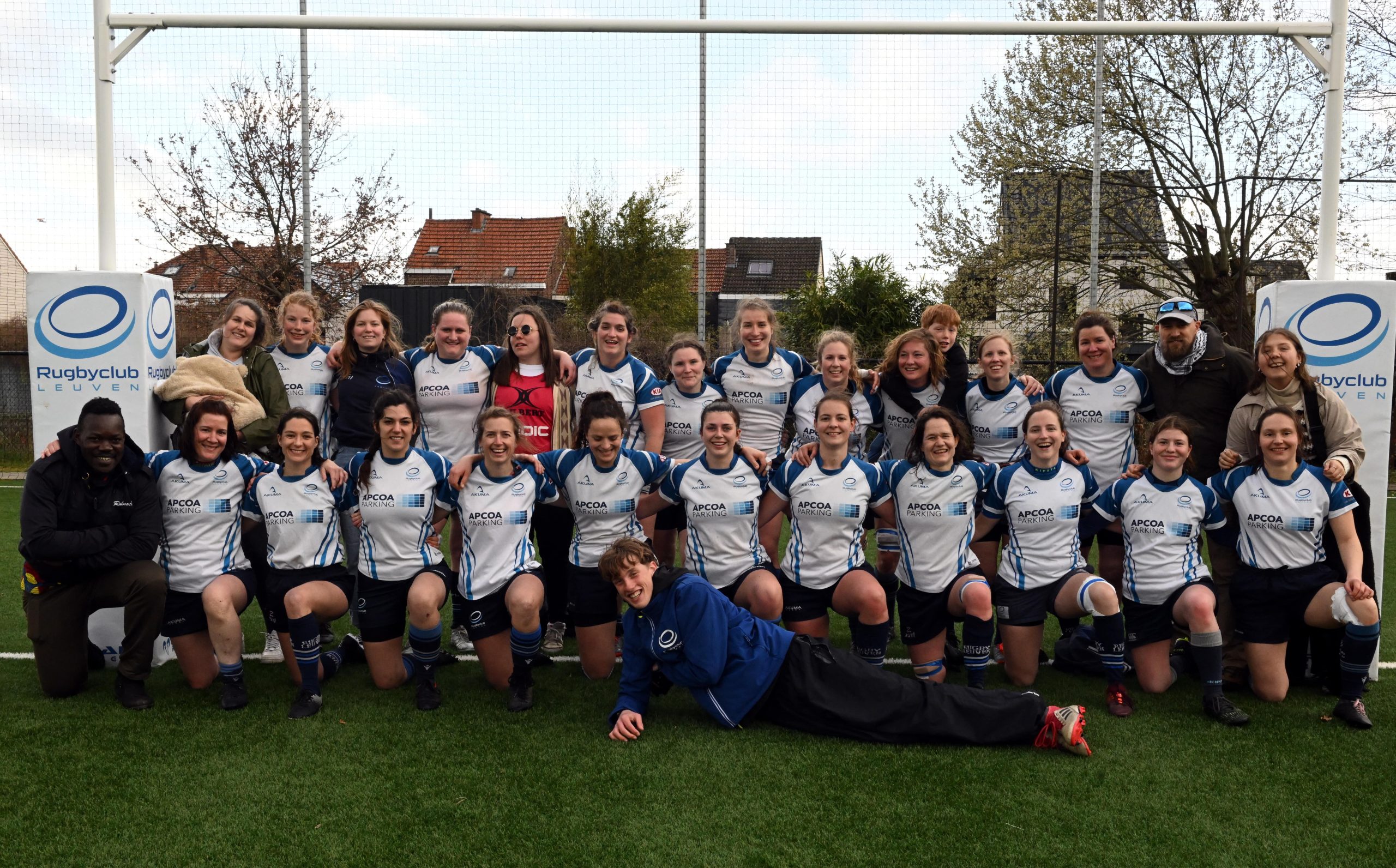 De meiden van Rugby Club Leuven iets formeler in beeld