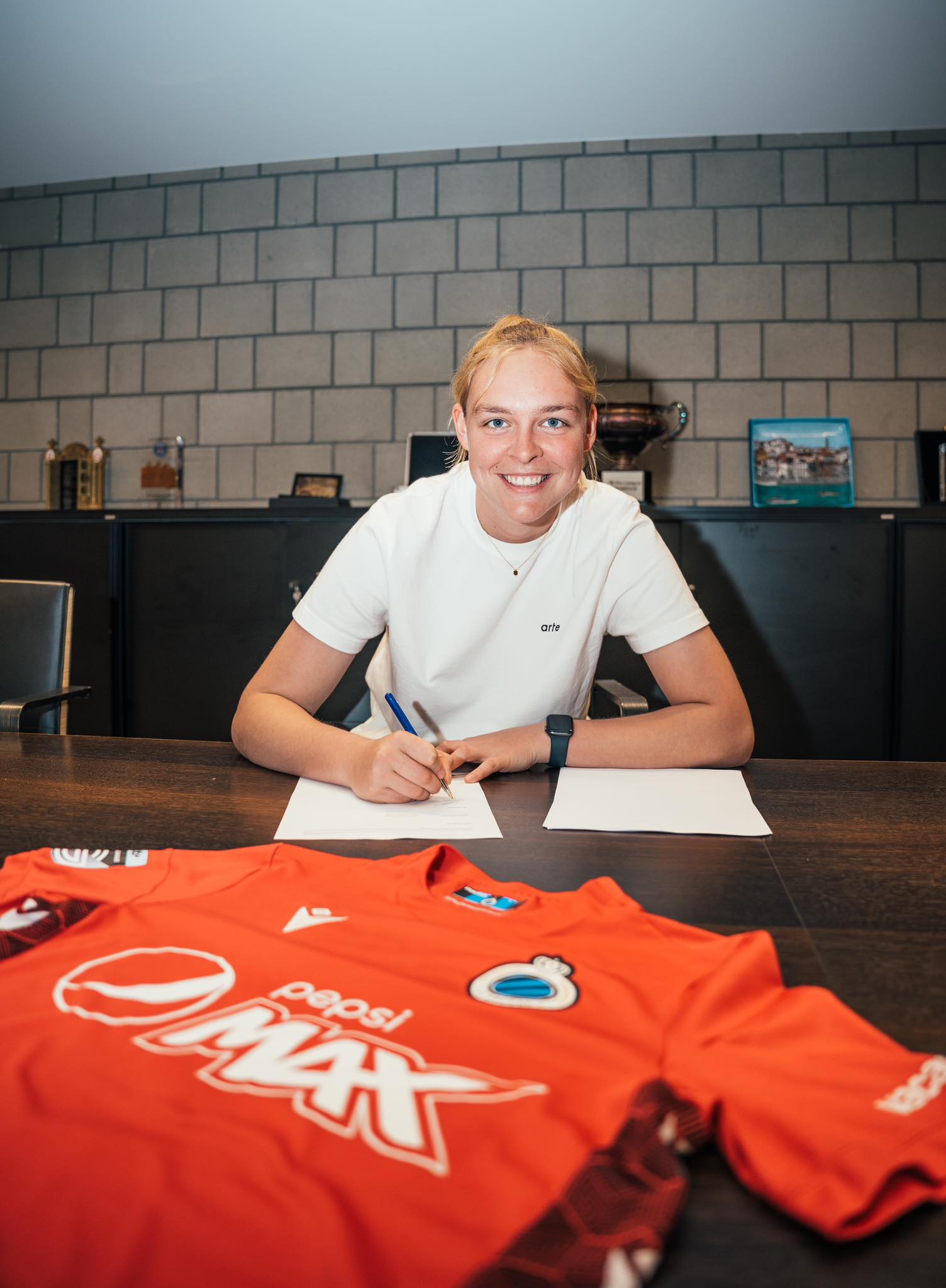 Jonge doelvrouw Nell Van Dyck maakt de overgang van Jong OHL naar YLA Brugge