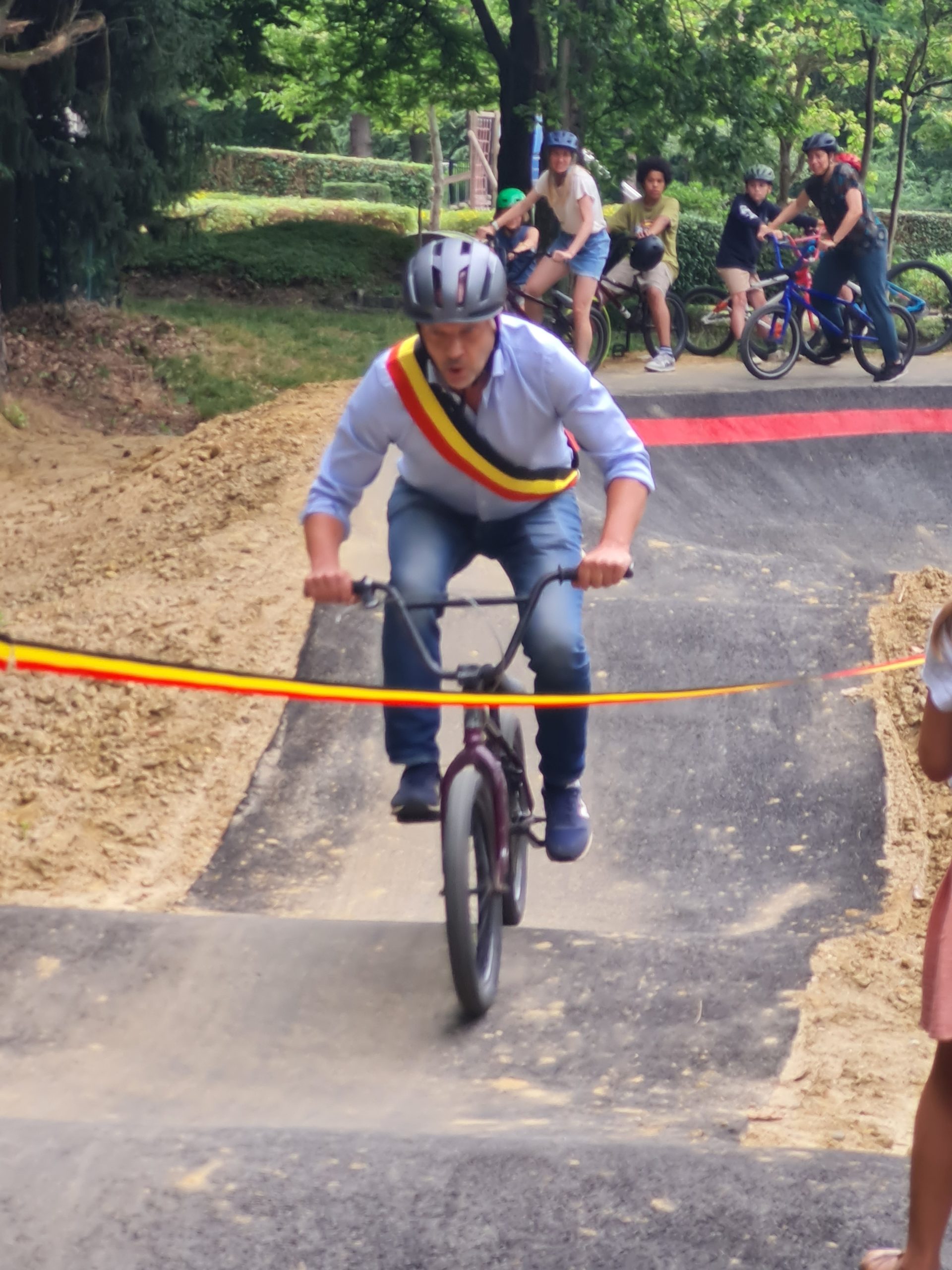 Burgemeester Bart Clerckx opent op BMX-manier de track