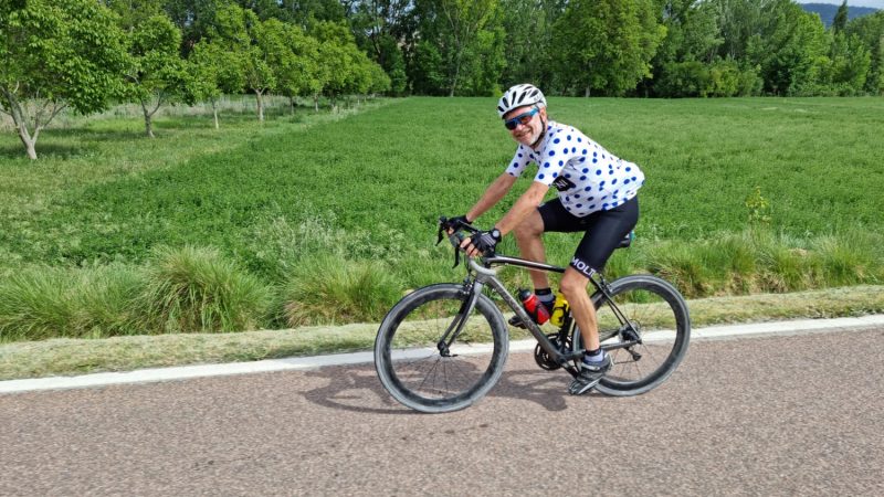 Eric Moens zamelt met waanzinnige fietstocht tussen Bordeaux en Parijs geld voor het goede doel in