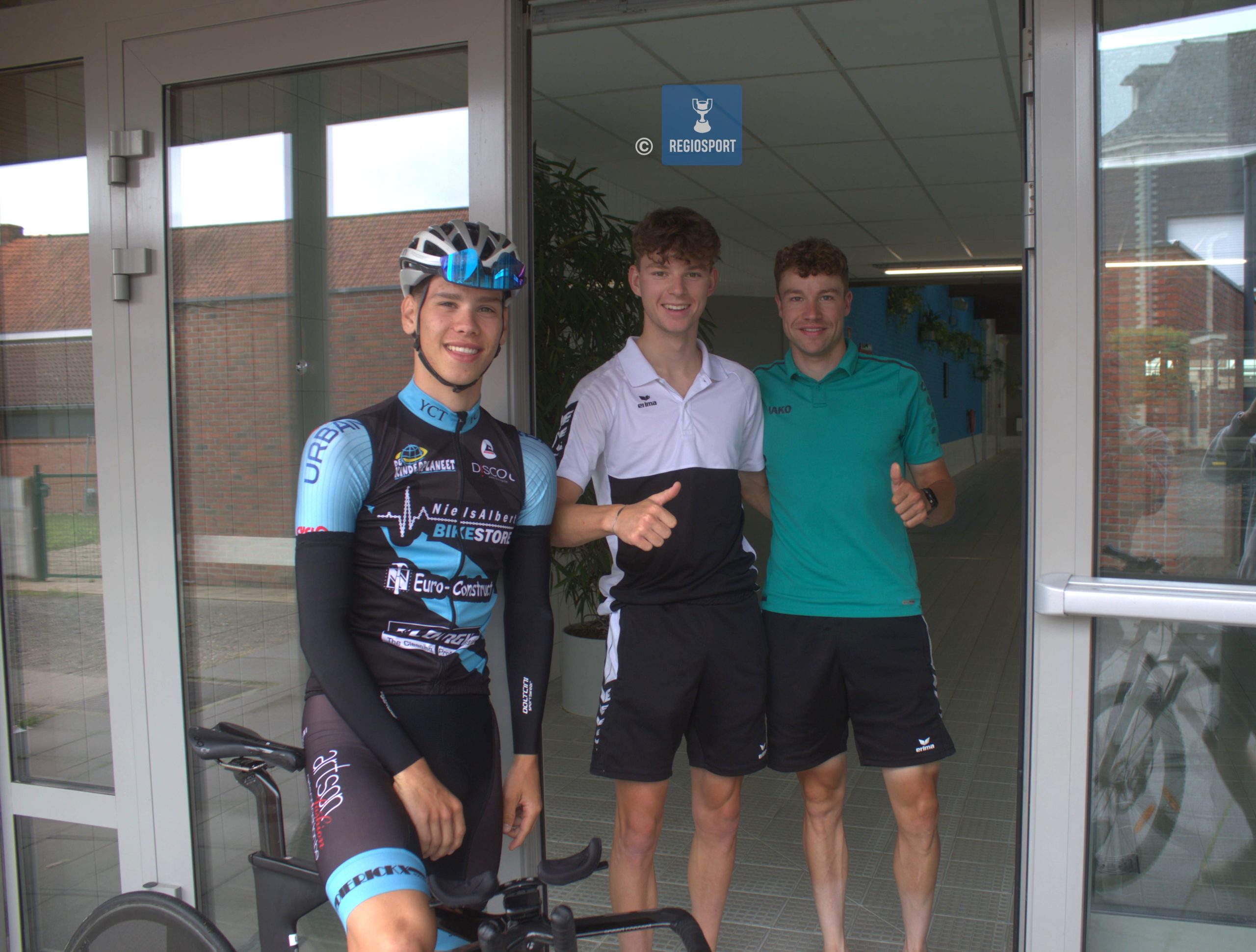 Ferre Geeraerts, Sid Berghmans en Mathijs Wuyts smeden plannen op en naast de fiets