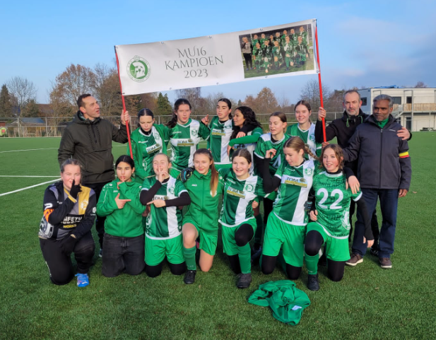 Meisjes U16 Sparta Haacht-Tildonk kampioen met spandoek