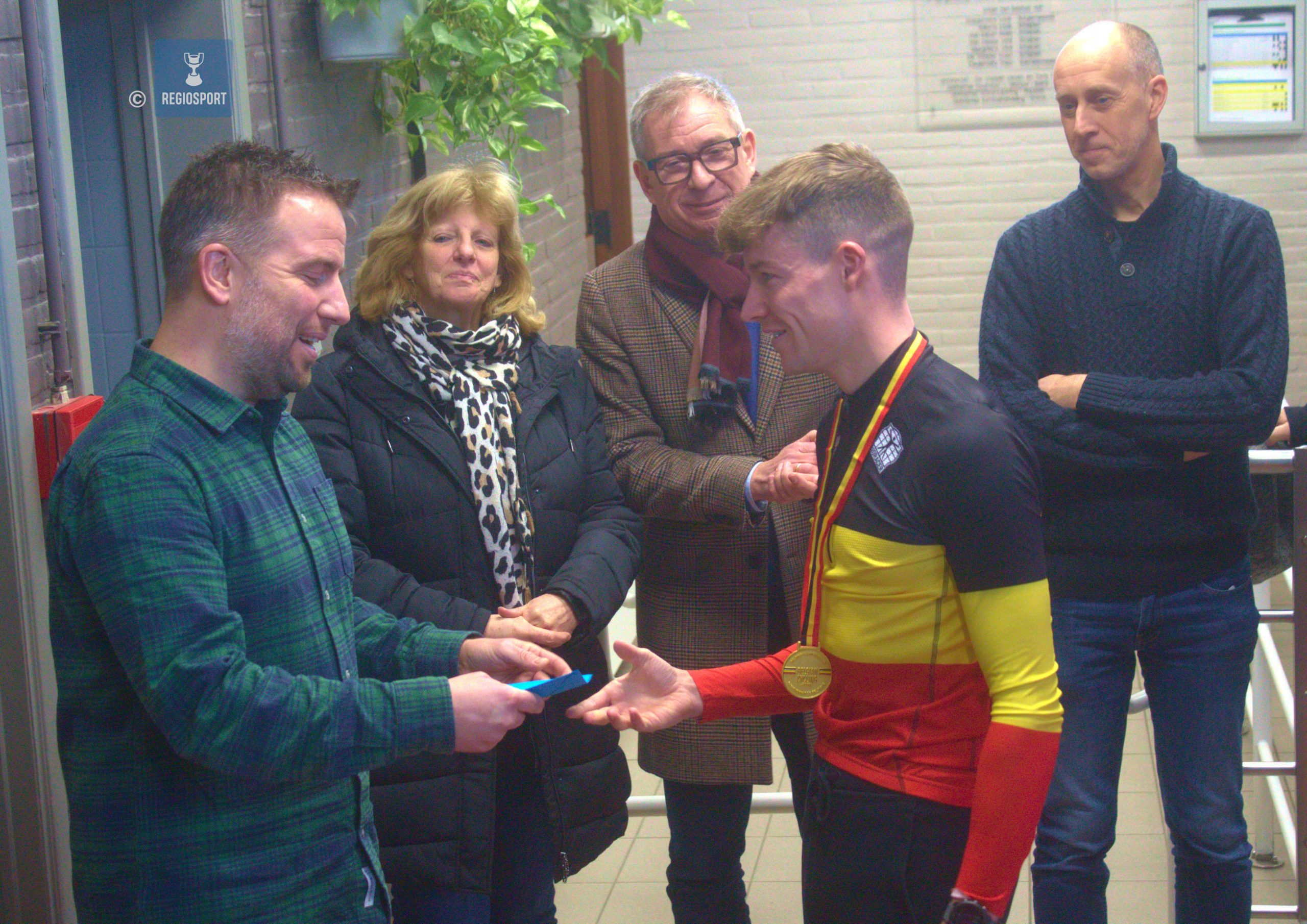 Burgemeester Bert De Wit feliciteert nieuwbakken kampioen Wuyts