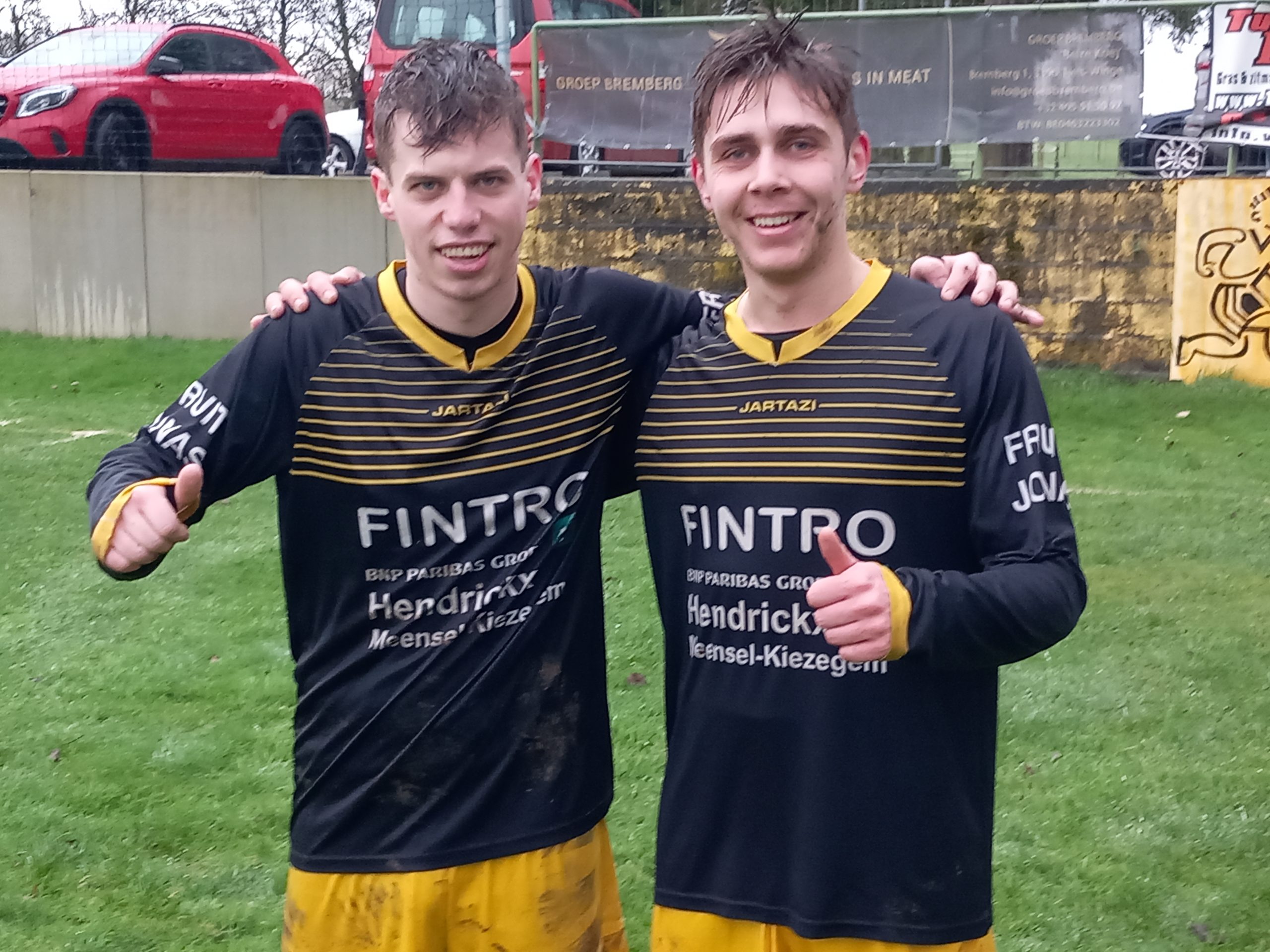 Viktor Cornelissen (links) en Vanderhaegen bezorgden FC Meensel-Kiezegem de overwinning