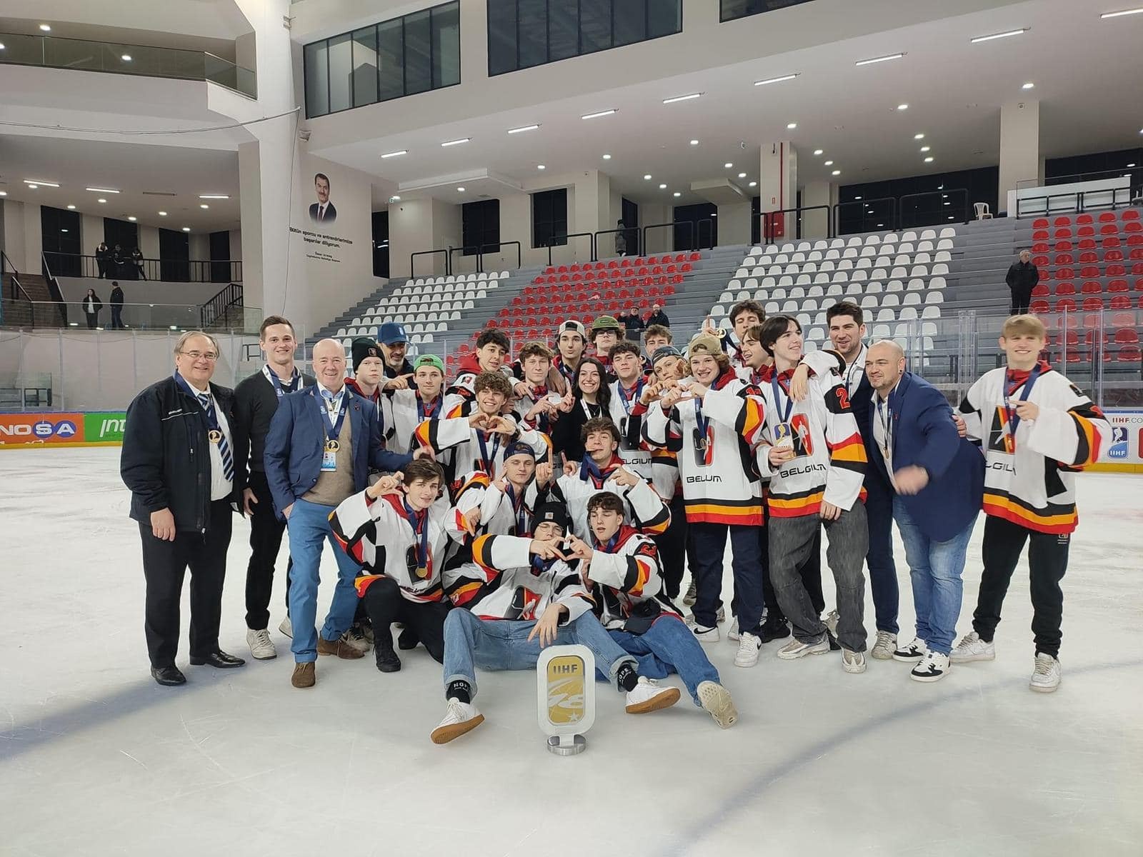 Belgische U18 wereldkampioen ijshockey in derde divisie, Leuven Chiefs vieren mee