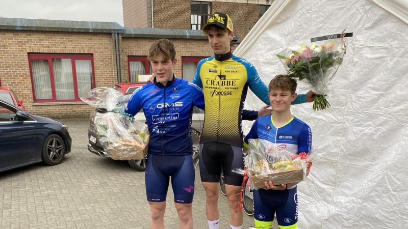 Thor Feyaerts wint massaspurt bij de junioren in Drieslinter