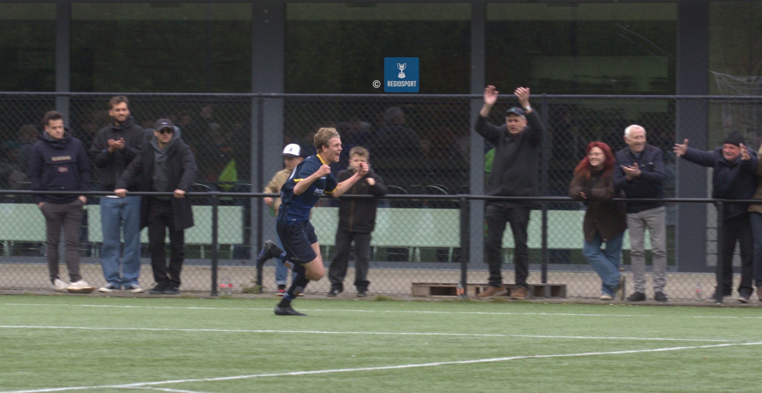 Andreas Dewaet viert de 3-1 voor Rotselaar