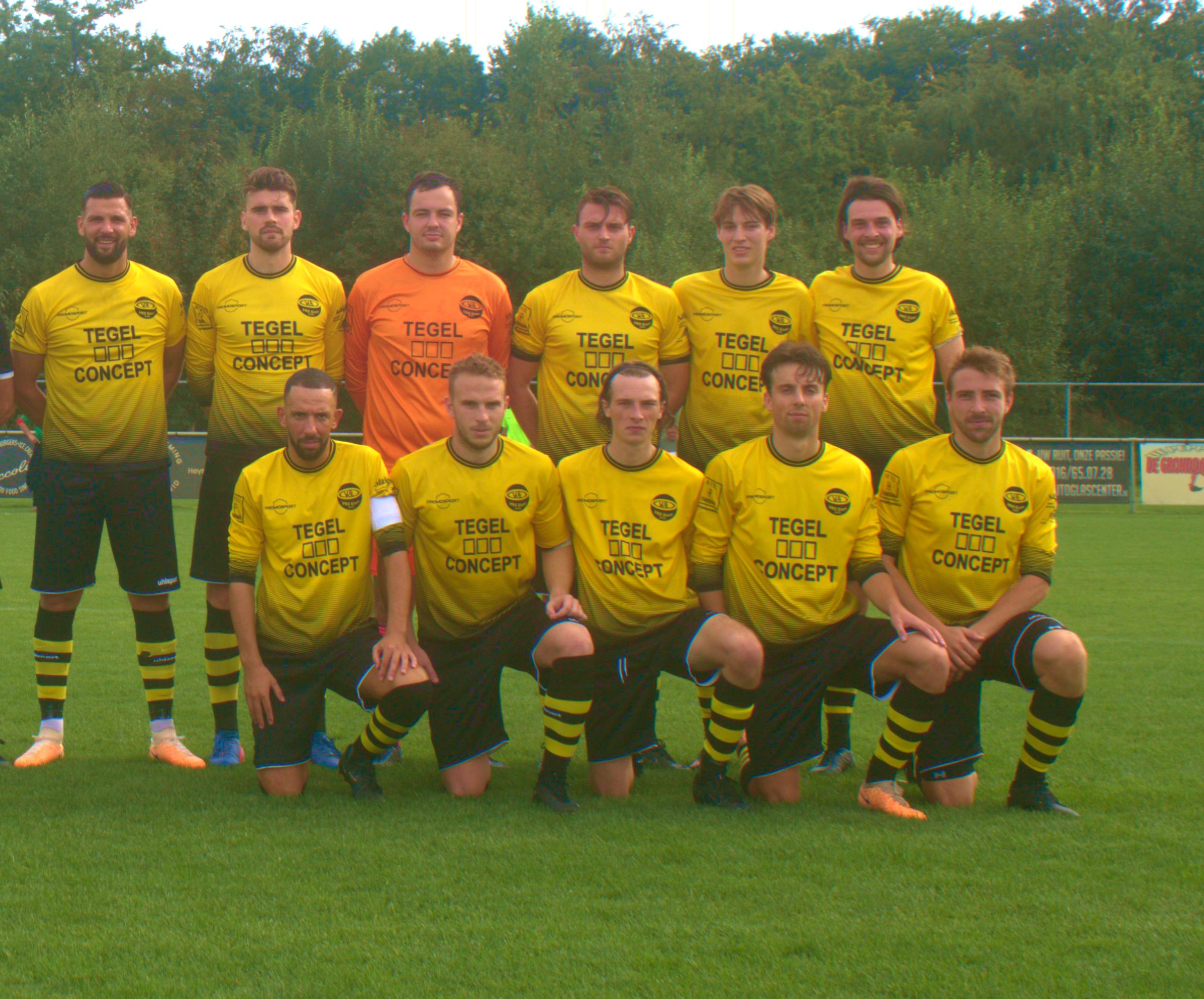 Een startend elftal van VKE Eizer in het seizoen 2023-2024