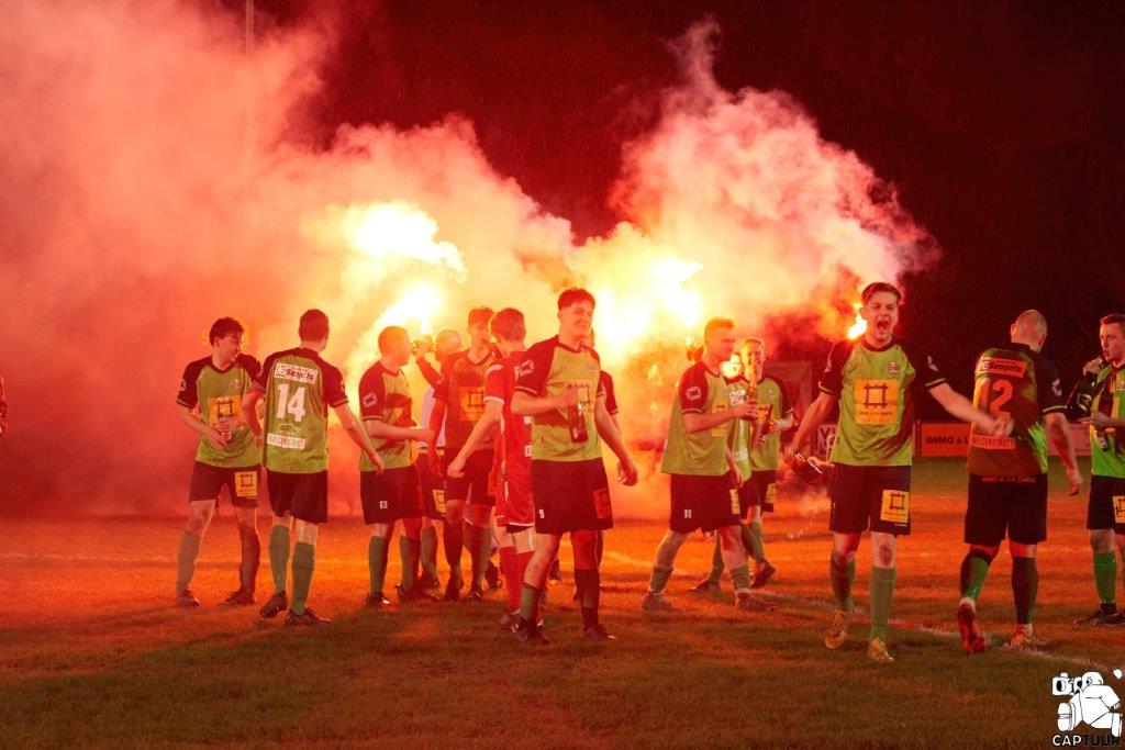 De reserven van FC Binkom vieren hun titel